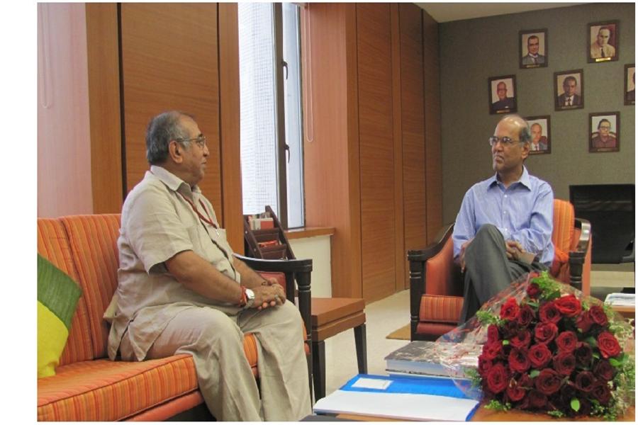 Shri Jawahar Thakur, CGA in discussion with Dr. D Subbarao, Governor, Reserve Bank of India